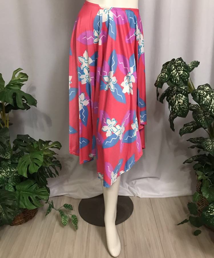 Made of a vibrant deep pink and blue tropical print lycra, this mid-calf skirt is designed with a fullness that flows beautifully on the dance floor. Perfect for tropical theme parties,